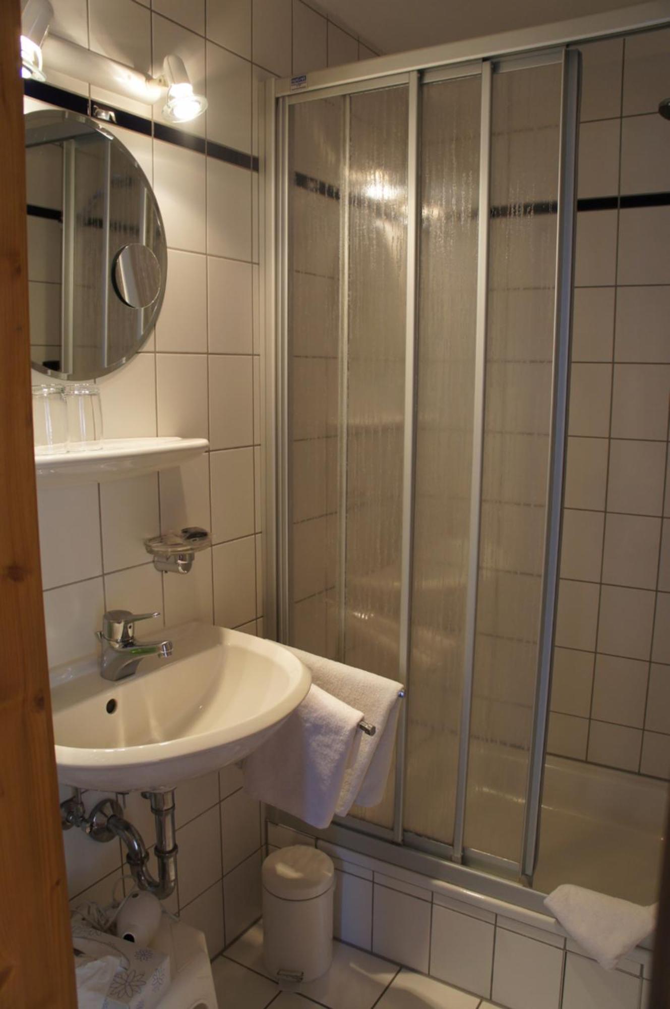 Hotel Schwarzer Adler Эрланген Номер фото